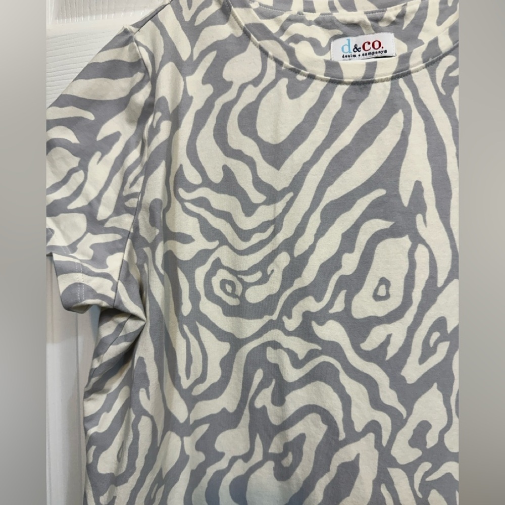 Gray and Cream Patterned T-Shirt - Picture 2 of 6